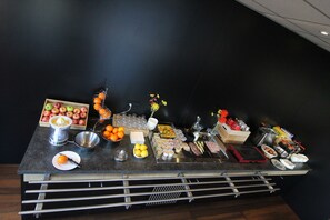 Tägliches Frühstücksbuffet (9.90 EUR pro Person)