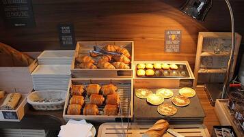 Tägliches Frühstücksbuffet (9.90 EUR pro Person)