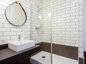 Fjölskylduherbergi - 2 tvíbreið rúm | Rúmföt af bestu gerð, öryggishólf í herbergi, skrifborð