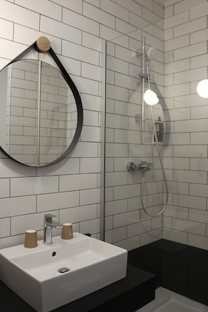 Habitación estándar, 1 cama doble | Baño | Artículos de higiene personal ecológicos, secador de pelo y toallas