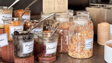 Sarapan prasmanan setiap hari (EUR 13.50 per orang)