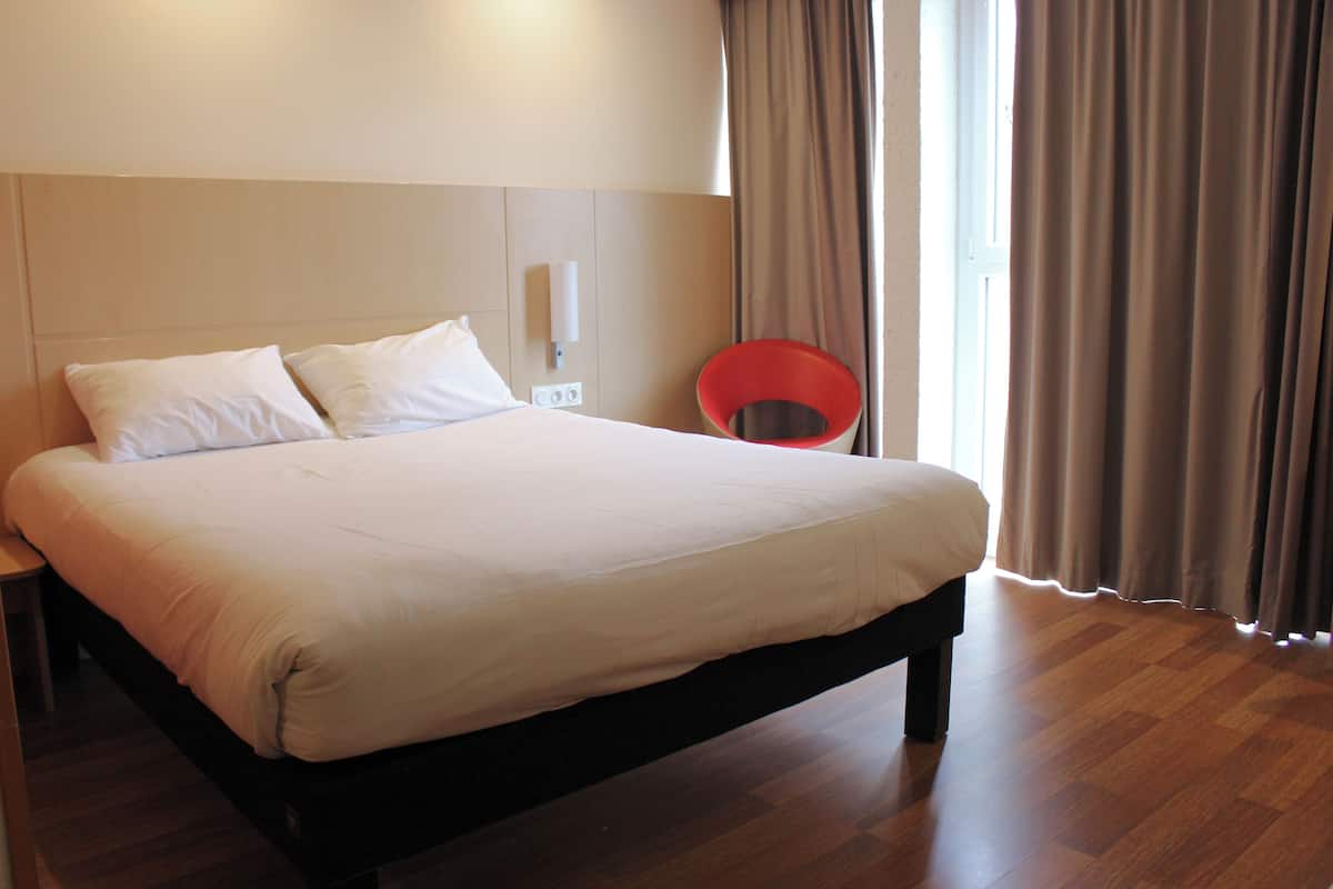 Standard Room, 1 Double Bed | Premium bedding, in-room safe, desk, laptop workspace