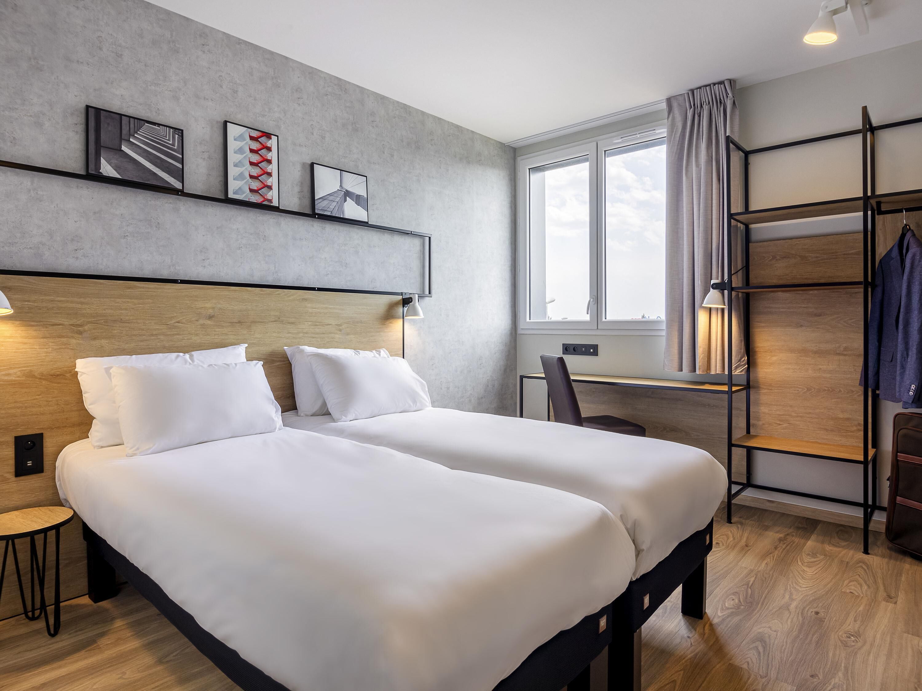 Sábanas de algodón egipcio y caja de seguridad en la habitación 