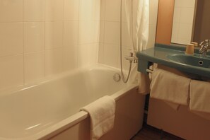 Habitación estándar, 1 cama matrimonial | Baño | Amenidades de baño ecológicas, secadora de cabello, toallas, jabón 