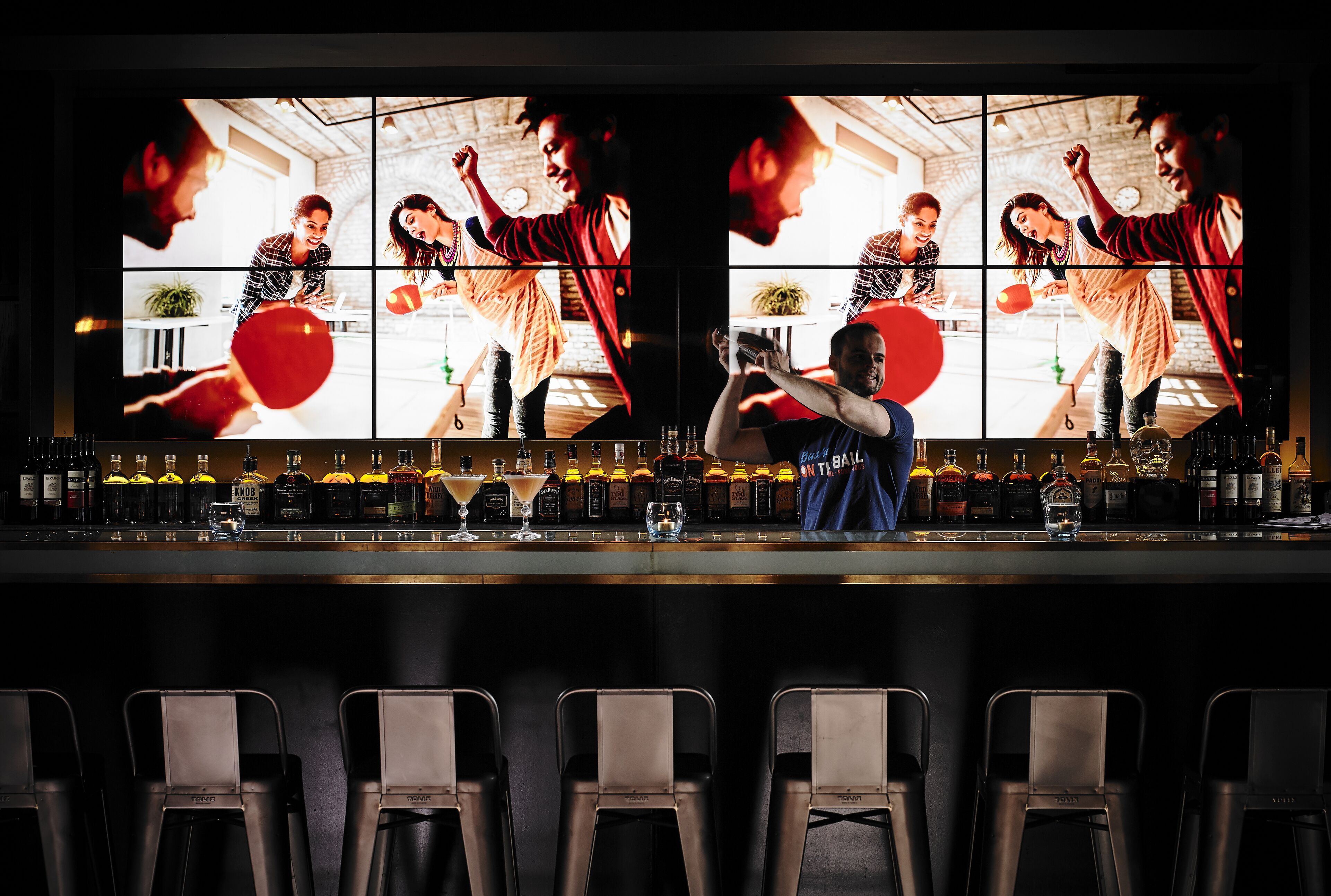 3 bars/lounges, sports bar