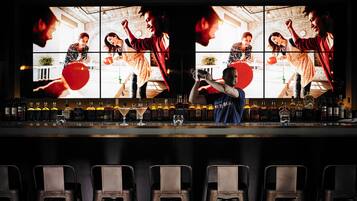 3 bars/lounges, sports bar