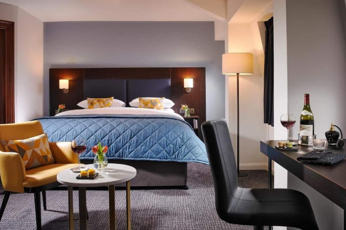 Quarto executivo, 1 cama King | Cofres nos quartos, escrivaninha, ferros/tábuas de passar roupa