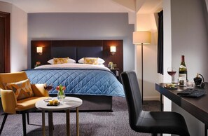 Executive Room, 1 King Bed | In-room safe, desk, iron/ironing board, free cribs/infant beds