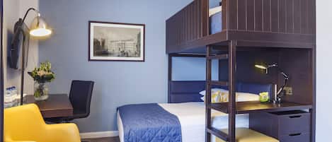 Una habitación con una cama litera, un escritorio con silla, una pequeña mesa con un florero y un cuadro en la pared.