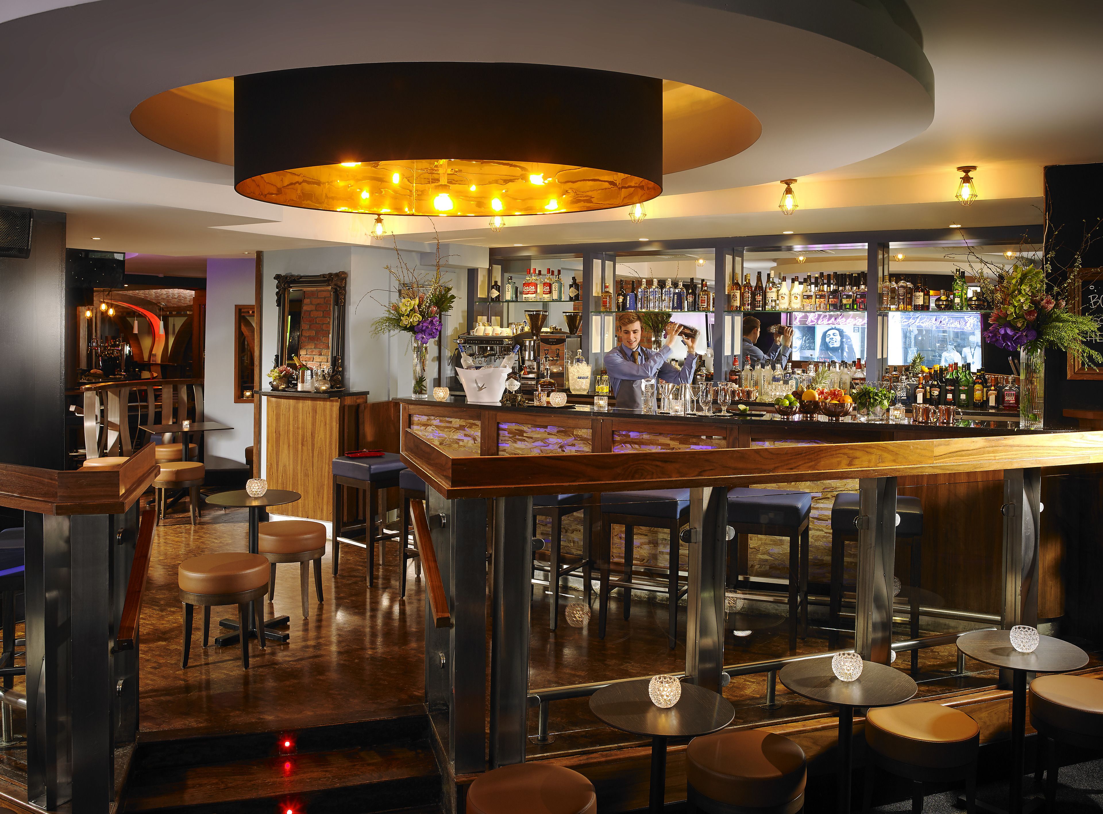 3 bars/lounges, sports bar