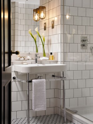 Combined shower/tub, eco-friendly toiletries, hair dryer, towels