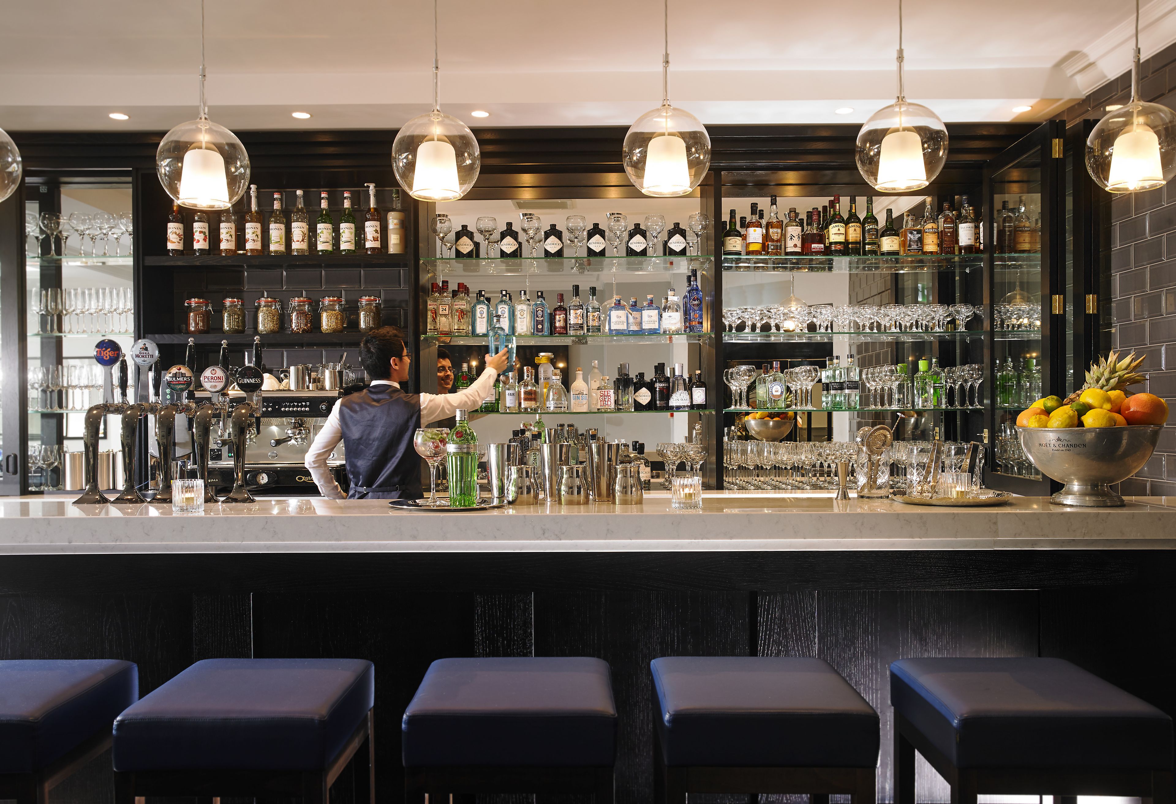 3 bars/lounges, sports bar