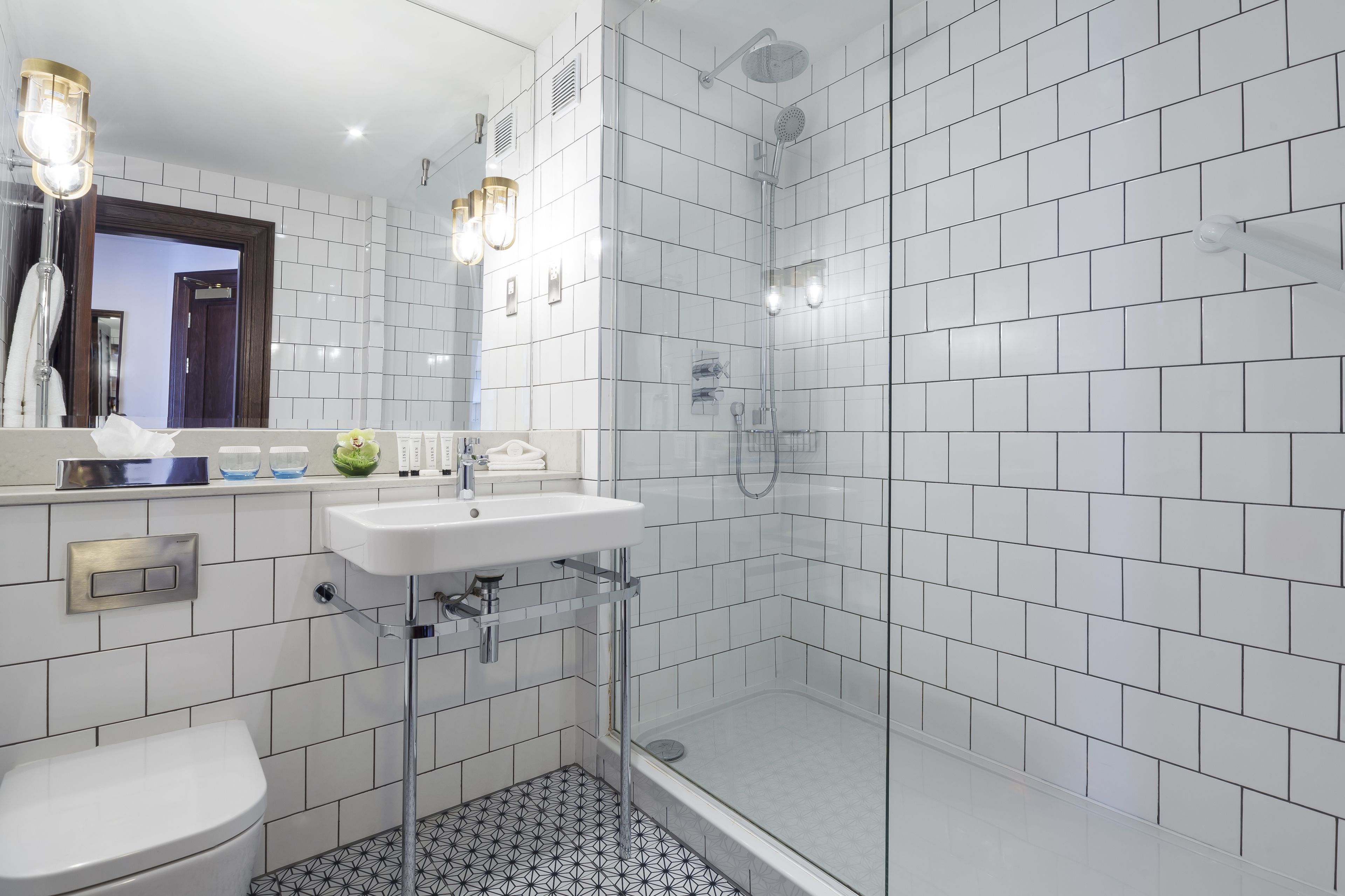 combined shower/bathtub, eco-friendly toiletries, hair dryer, towels