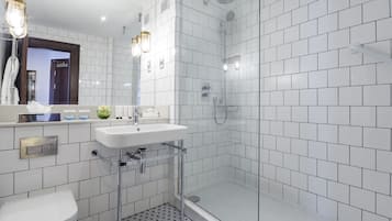 Badkar/dusch, miljövÀnliga toalettartiklar, hÄrtork och handdukar