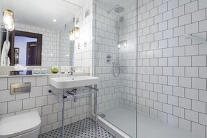 Combined shower/tub, eco-friendly toiletries, hair dryer, towels