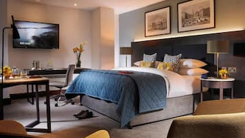 Executive Room, 1 King Bed | In-room safe, desk, iron/ironing board, free cribs/infant beds