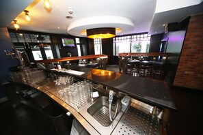 2 restaurantes; se sirve almuerzo y cena; cocina irlandesa