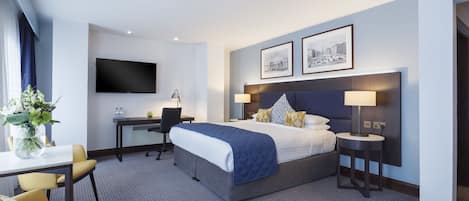 Executive Room, 1 King Bed | In-room safe, desk, iron/ironing board, free WiFi