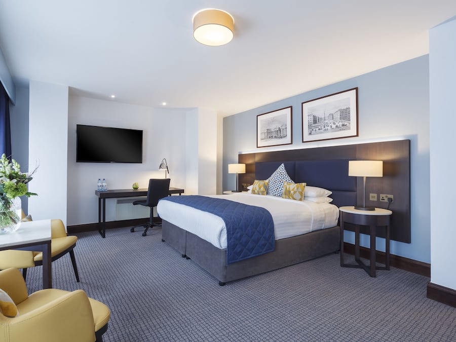 Coffres-forts dans les chambres, bureau, fer et planche Ă repasser