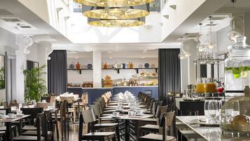 2 restaurants, lunch, dinner served; Irish cuisine