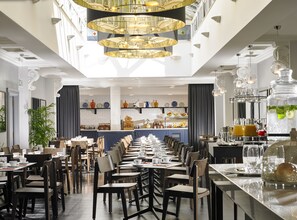 2 restaurantes, se sirven comidas, cenas y cocina irlandesa