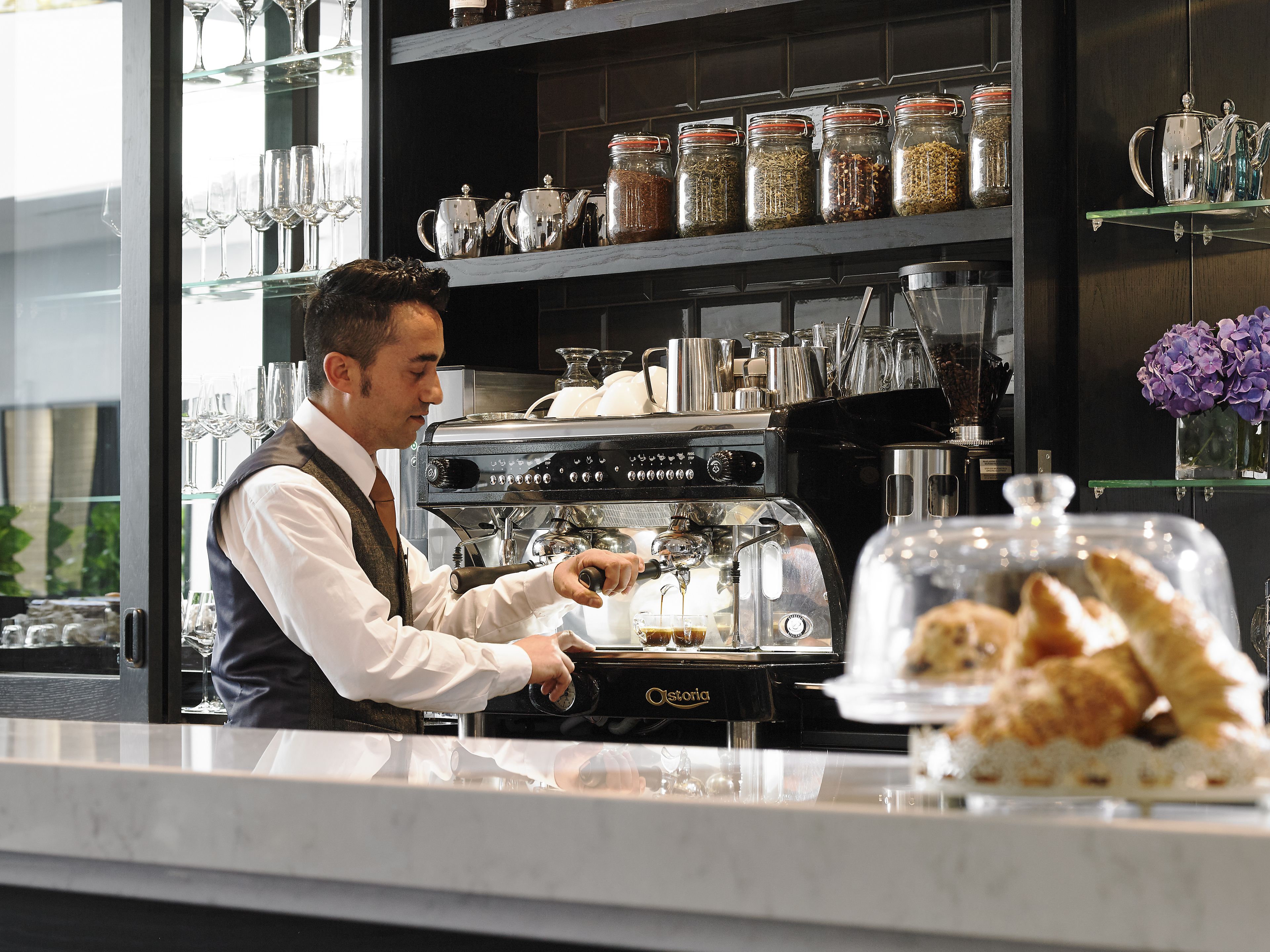 3 bars/lounges, sports bar