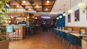 2 restaurantes: opção de almoço e jantar