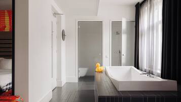 Habitación Deluxe, 1 cama matrimonial | Baño | Amenidades de baño gratuitas, secadora de cabello, toallas, jabón