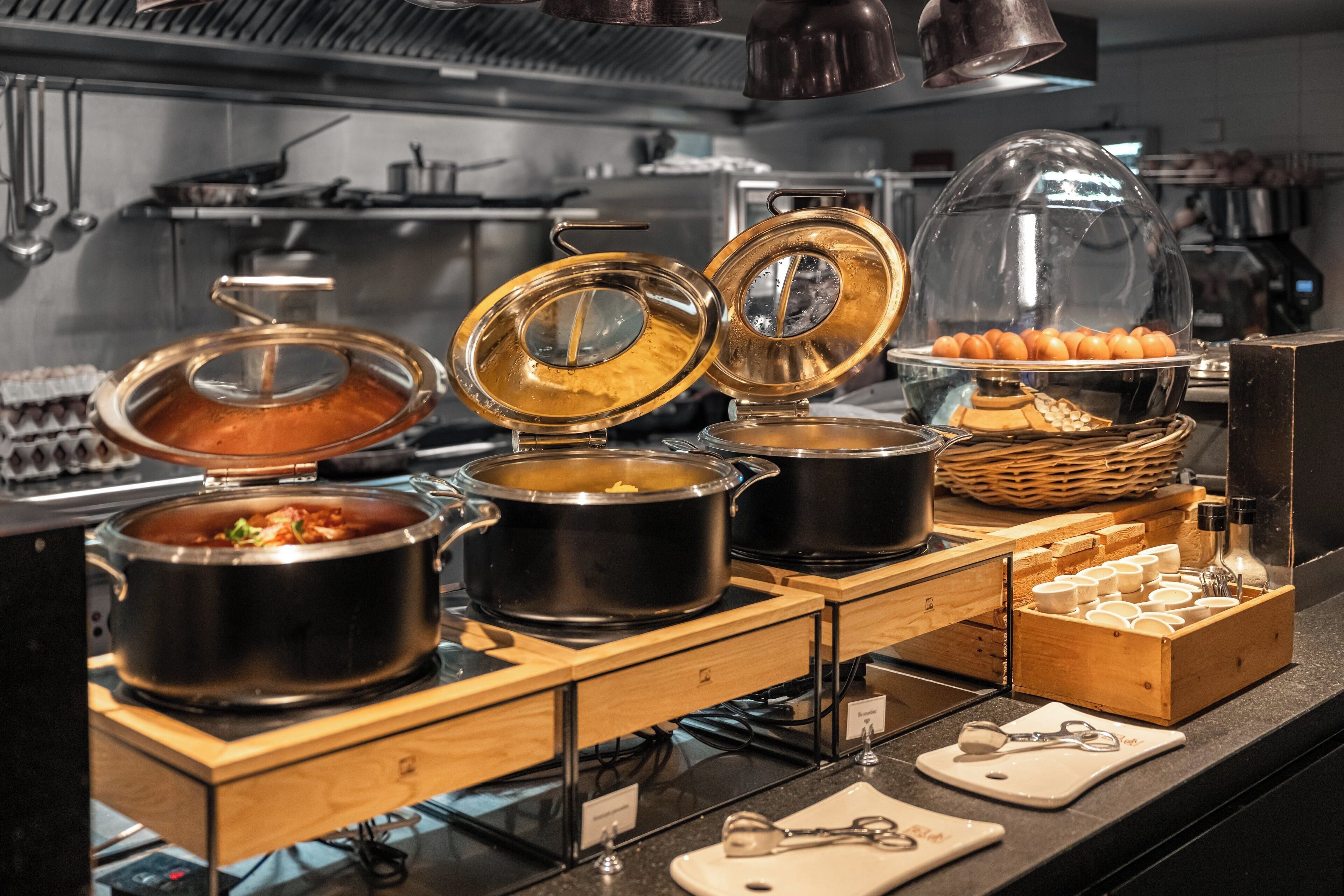 Un buffet proposant une variété de plats et d’ustensiles.