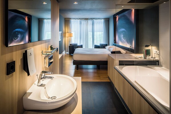 Chambre Supérieure, 1 trÚs grand lit | Salle de bain | Articles de toilette gratuits, sÚche-cheveux, serviettes fournies, savon