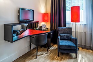 高档床上用品、迷你吧、客房内保险箱、特色装修