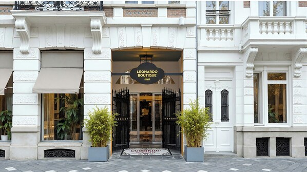 The entrance of the Leonardo Boutique Hotel with a grand facade, large windows, and a prominent entrance gate. - Leonardo Boutique Hotel Maastricht City Center (Maastricht)