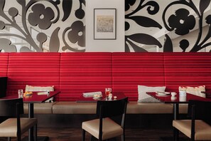 อาหารเช้าแบบบุฟเฟ่ต์ทุกวัน (EUR 17.50 ต่อคน)