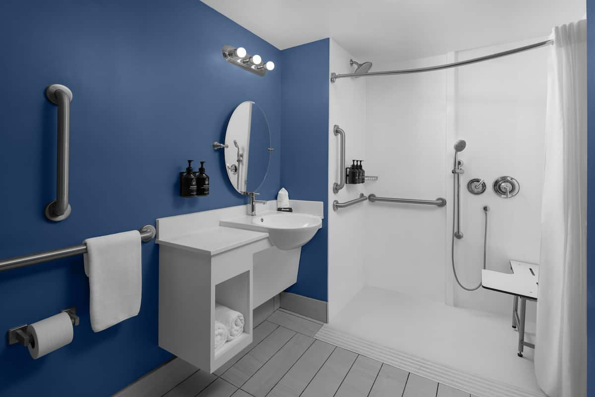 Camera Standard, 1 letto king, accessibile ai disabili, non fumatori (Mobility, Transfer Shower) | Bagno | Asciugacapelli, asciugamani