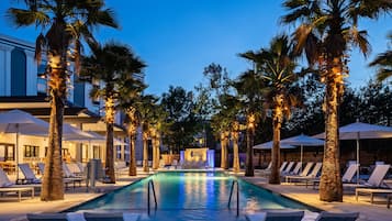 Alberca al aire libre, camas balinesas gratuitas y camastros