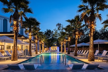 Outdoor pool, free cabanas, sun loungers at Hotel Indigo Mount Pleasant by IHG