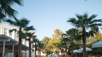 Piscine extérieure, cabanas gratuites, chaises longues