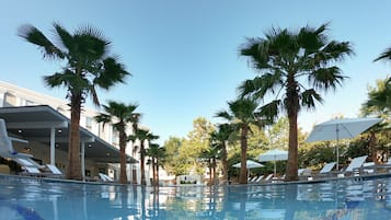 Outdoor pool, free cabanas, sun loungers