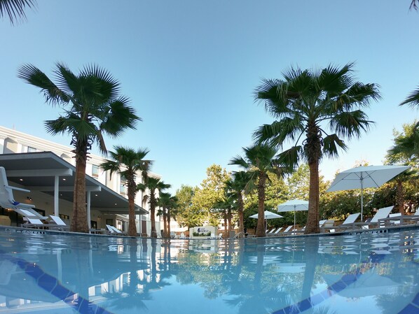 Piscine extérieure, cabanas gratuites, chaises longues