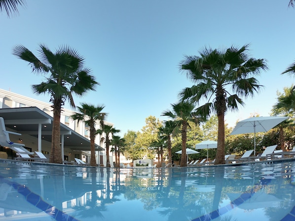 Piscina all'aperto, cabine incluse nel prezzo, lettini