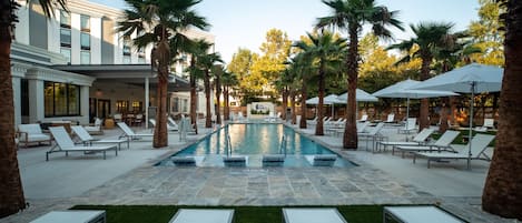Outdoor pool, free cabanas, sun loungers