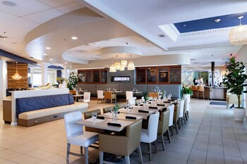 Breakfast and dinner served, American cuisine at Hotel Indigo Mount Pleasant by IHG