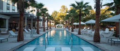 Outdoor pool, free cabanas, sun loungers