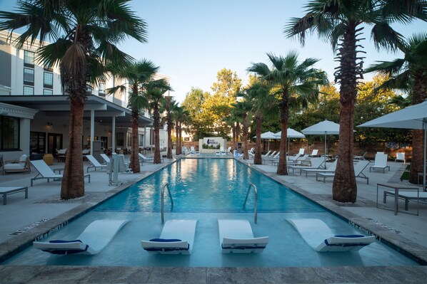 Outdoor pool, free cabanas, sun loungers