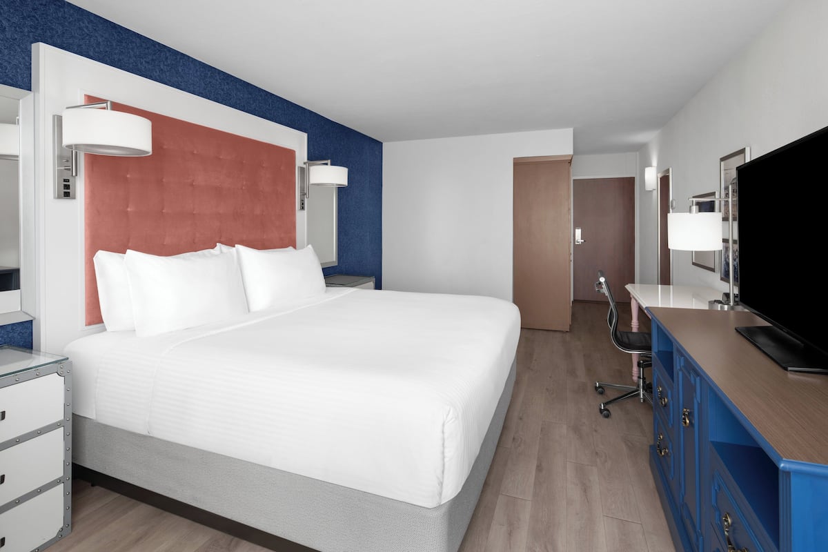 Standard Room, 1 King Bed, Mobility Accessible (Accessible Tub)