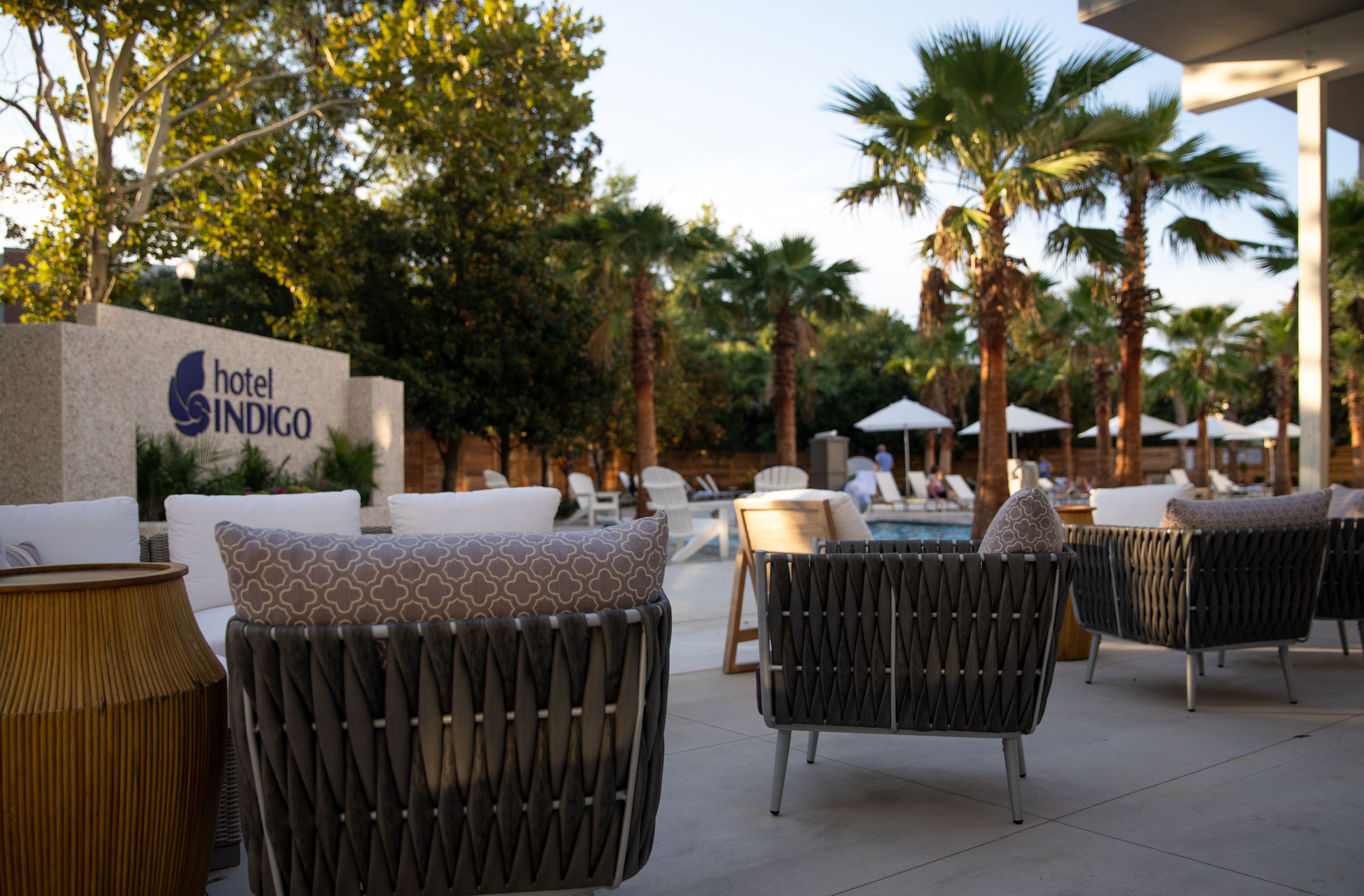 Outdoor pool, free pool cabanas, pool loungers