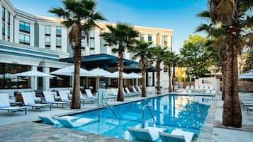 Outdoor pool, free pool cabanas, pool loungers