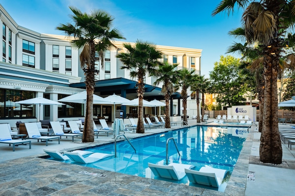 Outdoor pool, free cabanas, sun loungers