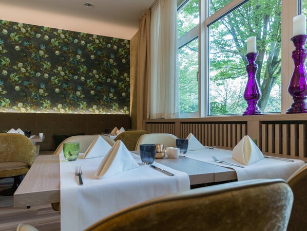 Breakfast, lunch, dinner served; alfresco dining