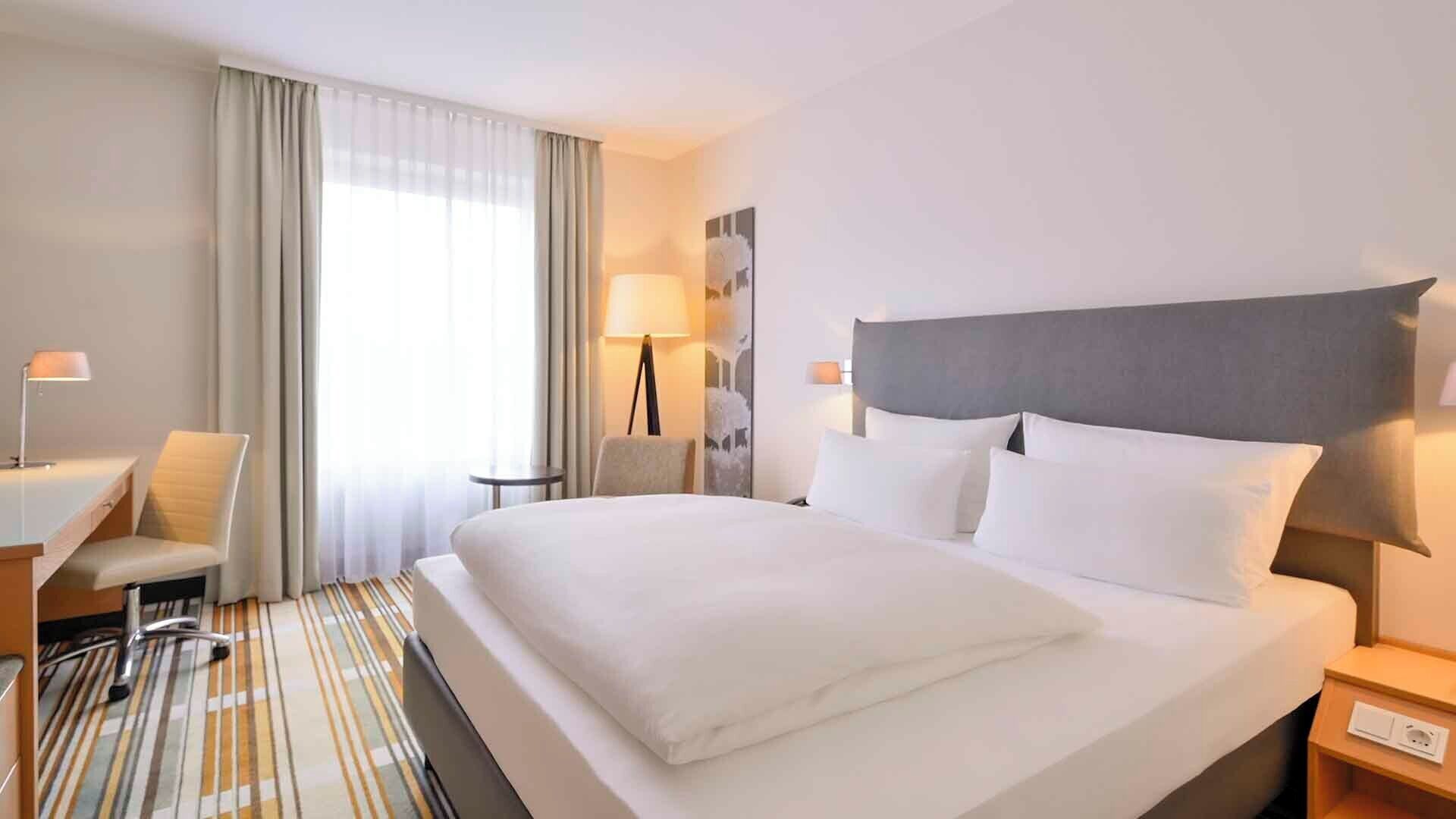 Habitación estándar, 1 cama matrimonial | Ropa de cama hipoalergénica, escritorio y cortinas blackout 